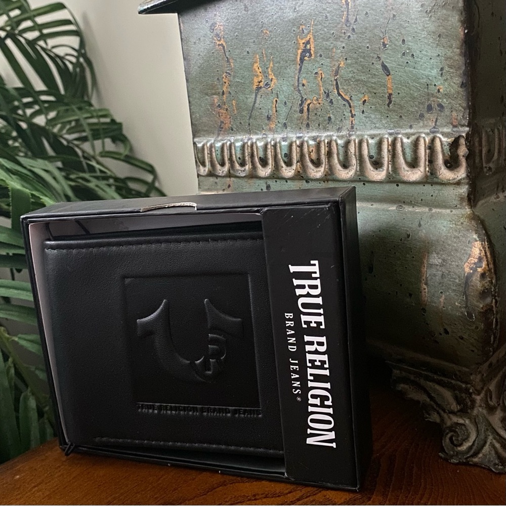 True Religion Black Genuine Leather Embossed Horseshoe Logo Wallet BiFol…